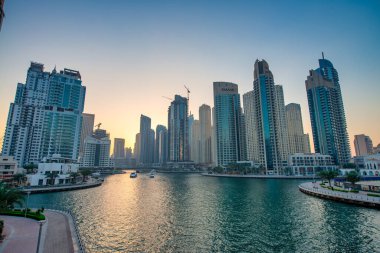 DUBAI, BAE - 6 ARALIK 2016: günbatımında Dubai Marina. Kanallar boyunca gökdelenler.