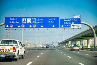 DUBAI, BAE - 10 Aralık 2016: Güneşli bir günde Şeyh Zayed karayolu trafiği.