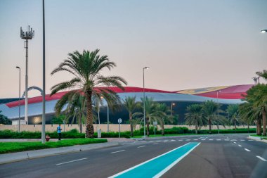 ABU DHABI, BAE - 6 ARALIK 2016: Günbatımında Ferrari World 'ün dış görünüşü.