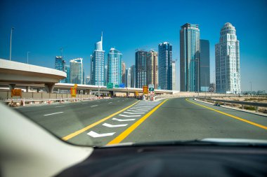 DUBAI, BAE - 10 Aralık 2016: Güneşli bir günde Şeyh Zayed karayolu trafiği.
