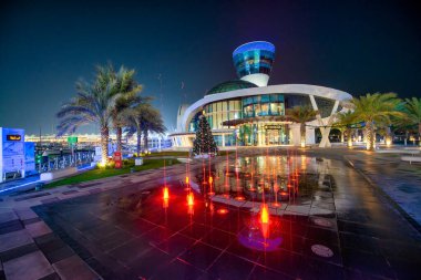 ABU DHABI, BAE - 6 ARALIK 2016: Abu Dabi Yas Adası Marina Gezinti Alanı.