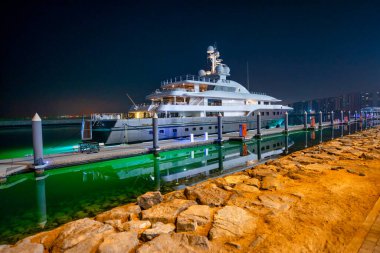 ABU DHABI, BAE - 6 ARALIK 2016: Abu Dabi Yas Adası Marina Gezinti Alanı.