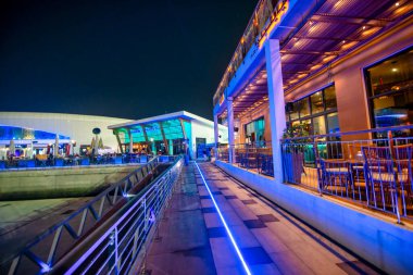 ABU DHABI, BAE - 6 ARALIK 2016: Abu Dabi Yas Adası Marina Gezinti Alanı.