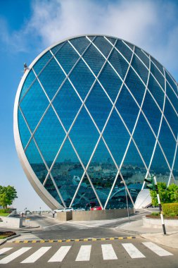 ABU DHABI, BAE - 7 Aralık 2016: Aldar merkez binası. Bu, Ortadoğu 'daki türünün ilk dairesel binası. El Raha 'da yer almaktadır..
