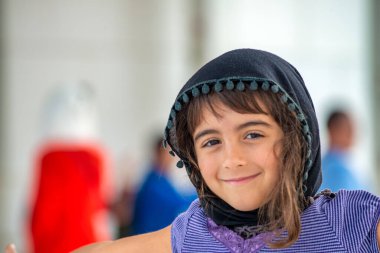 Abu Dabi, BAE 'deki Şeyh Zayed Camii' ni ziyaret eden Kafkasyalı genç turist kutlu olsun..