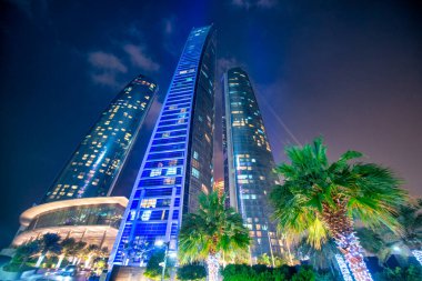ABU DHABI, BAE - 7 ARALIK 2016: Corniche Yolu boyunca gece Abu Dabi binaları.