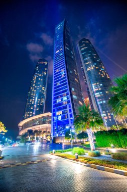 ABU DHABI, BAE - 7 ARALIK 2016: Corniche Yolu boyunca gece Abu Dabi binaları.