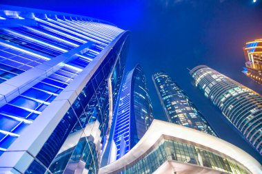ABU DHABI, BAE - 7 ARALIK 2016: Corniche Yolu boyunca gece Abu Dabi binaları.