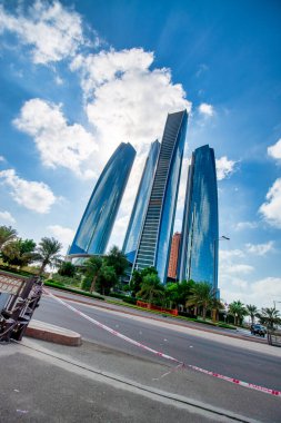 ABU DHABI, BAE - 8 ARALIK 2016: Güneşli bir günde Corniche Yolu boyunca Abu Dabi binaları.