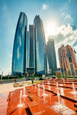 ABU DHABI, BAE - 8 ARALIK 2016: Güneşli bir günde Corniche Yolu boyunca Abu Dabi binaları.