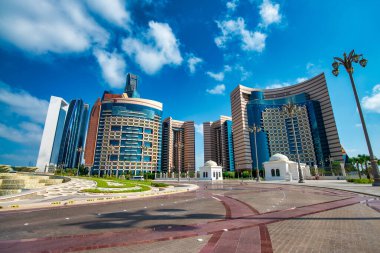 ABU DHABI, BAE - 8 ARALIK 2016: Güneşli bir günde Corniche Yolu boyunca Abu Dabi binaları.