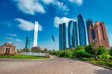 ABU DHABI, BAE - 8 ARALIK 2016: Güneşli bir günde Corniche Yolu boyunca Abu Dabi binaları.