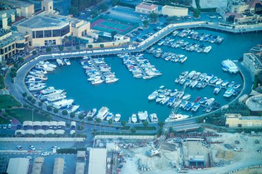ABU DHABI, BAE - 8 ARALIK 2016: Corniche Yolu yakınlarındaki liman manzarası.
