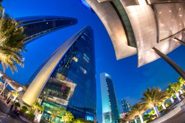 ABU DHABI, BAE - 8 ARALIK 2016: Corniche Yolu boyunca gökdelenlerin geniş açılı gece görüşü.