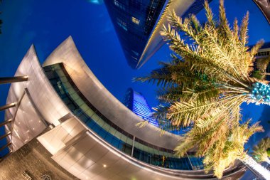 ABU DHABI, BAE - 8 ARALIK 2016: Corniche Yolu boyunca gökdelenlerin geniş açılı gece görüşü.