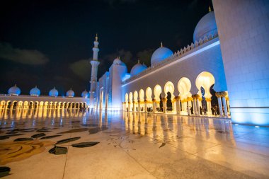 ABU DHABI, BAE - 8 ARALIK 2016: Geceleri Şeyh Zayed Büyük Camii 'nin dış görünüşü.