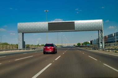 DUBAI, BAE - 10 Aralık 2016: Güneşli bir günde Şeyh Zayed karayolu trafiği.