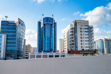 DUBAI, BAE - 10 ARALIK 2016: Güneşli bir günde şehir merkezi gökdelenleri.