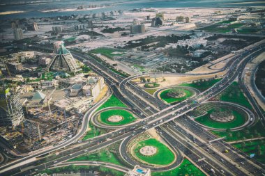 DUBAI, BAE - 10 Aralık 2016: Dubai şehir merkezinin havadan görünüşü ve gün batımında karayolu trafiği.