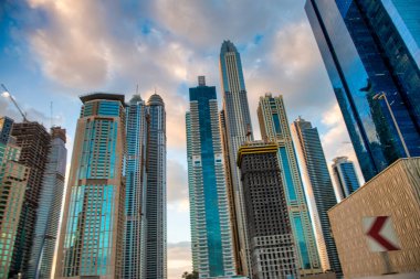 DUBAI, BAE - 10 Aralık 2016: Dubai Marina, BAE sahilindeki gökdelenlerin gün batımı manzarası.