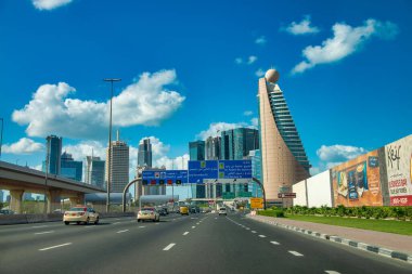 DUBAI, BAE - 11 Aralık 2016: Güneşli bir günde Dubai 'de trafik.