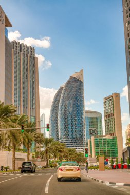 DUBAI, BAE - 11 Aralık 2016: Güneşli bir günde Dubai 'de trafik.