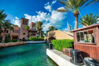 DUBAI, BAE - 11 Aralık 2016: Kanallardan Madinat Jumeirah 'ın eski tarz binalarının görüntüsü.