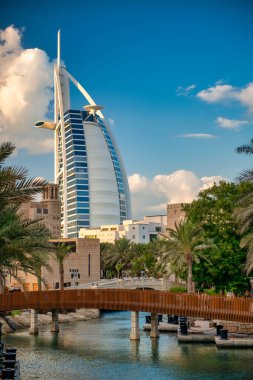 DUBAI, BAE - 11 Aralık 2016: Madinat Jumeirah 'dan Burj Al Arab.