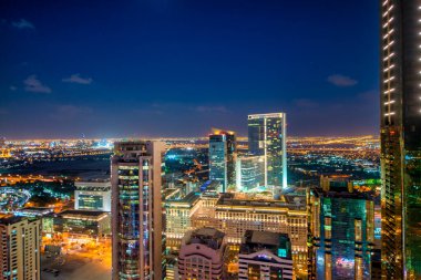 DUBAI, BAE - 11 Aralık 2016: Şeyh Zayed Yolu boyunca yer alan Dubai şehir merkezindeki gökdelenlerin gece hava görüntüsü.