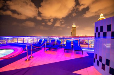 DUBAI, BAE - 11 Aralık 2016: Şeyh Zayed Yolu boyunca yer alan Dubai şehir merkezindeki gökdelenlerin gece hava görüntüsü.