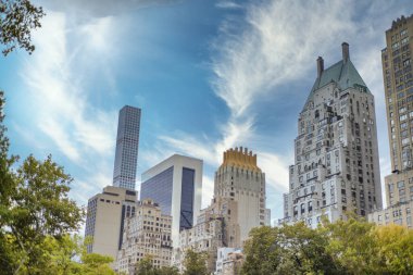 Manhattan 'ın gökdelenleri. Sonbahar sezonunda New York City.