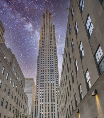 New York 'ta yıldızlı bir gecede Manhattan Gökdelenleri' nin sokak manzarası.