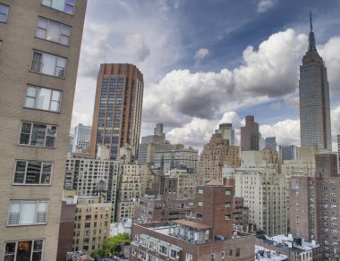 Günbatımında New York City, şehir gökdelenleri üzerinde güzel bir gökyüzü, ABD.
