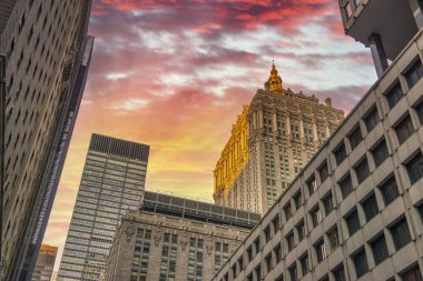 Günbatımında New York City gökdelenleri, sokak seviyesinden manzara.