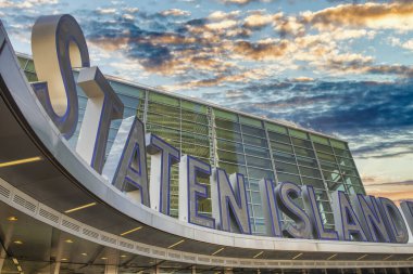 Staten Island feribot girişi günbatımı gökyüzüne karşı, New York City.