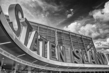 Staten Island feribot girişi günbatımı gökyüzüne karşı, New York City.
