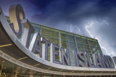 Staten Island Feribot tabelası. New York 'ta fırtına yaklaşıyor..