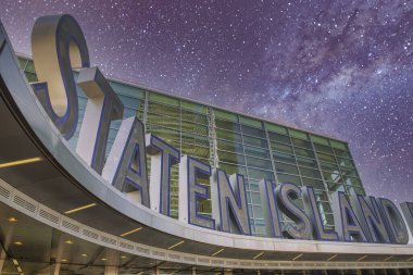 Staten Island Feribot Giriş Tabelasının altında yıldızlı bir gece, New York City - ABD.