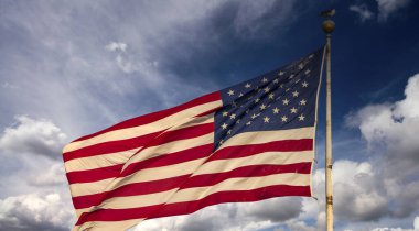 Güzel bir Amerikan bayrağının arka planında gün batımı renkleri.