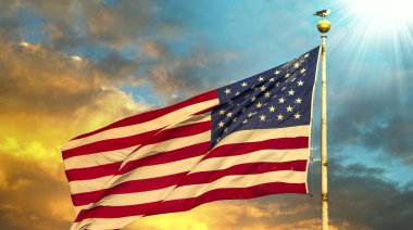 Güzel bir gökyüzünde dalgalanan Amerikan bayrağı.