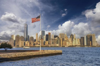 Manhattan şehir merkezinden Ellis Adası 'ndan New York City' ye gün batımında gökyüzü.