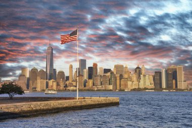 Manhattan şehir merkezinden Ellis Adası 'ndan New York City' ye gün batımında gökyüzü.