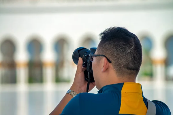 Feliz Turista Asiático Visitando Mezquita Sheikh Zayed Abu Dhabi Emiratos — Foto de Stock