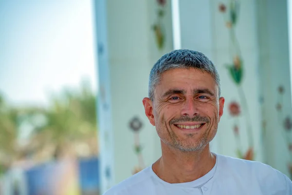 Feliz Turista Caucásico Visitando Mezquita Sheikh Zayed Abu Dhabi Eau —  Fotos de Stock