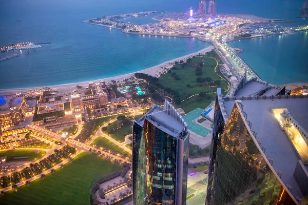 Abu Dabi Gökdelenleri Gece Corniche Yolu Boyunca Bae — Stok fotoğraf