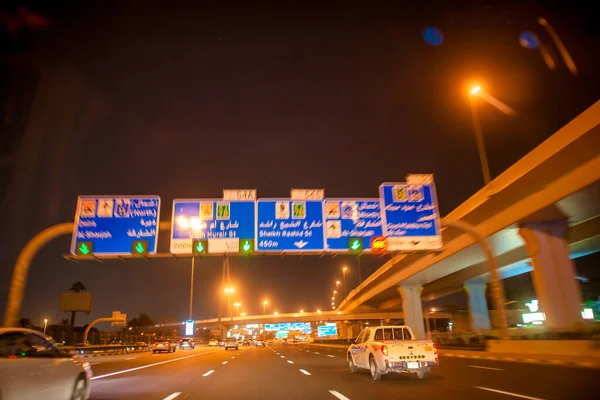 Dubai Emiratos Árabes Unidos Diciembre 2016 Tráfico Nocturno Por Carretera —  Fotos de Stock