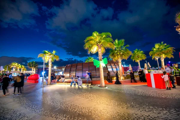 Dubai Vae December 2016 Toeristen Langs Dubai Marina Promenade Nachts — Stockfoto
