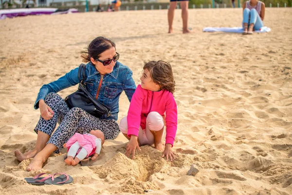 Matka Dcerou Relaxuje Pláži Dubaji — Stock fotografie