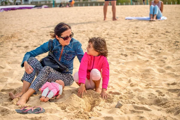 Mother Daughter Relaxing Beach Dubai — Stock Photo, Image