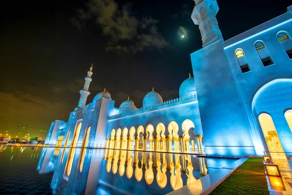 Удивительный Ночной Вид Сакх Зайед Гранд Фак Абу Даби Оаэ — стоковое фото